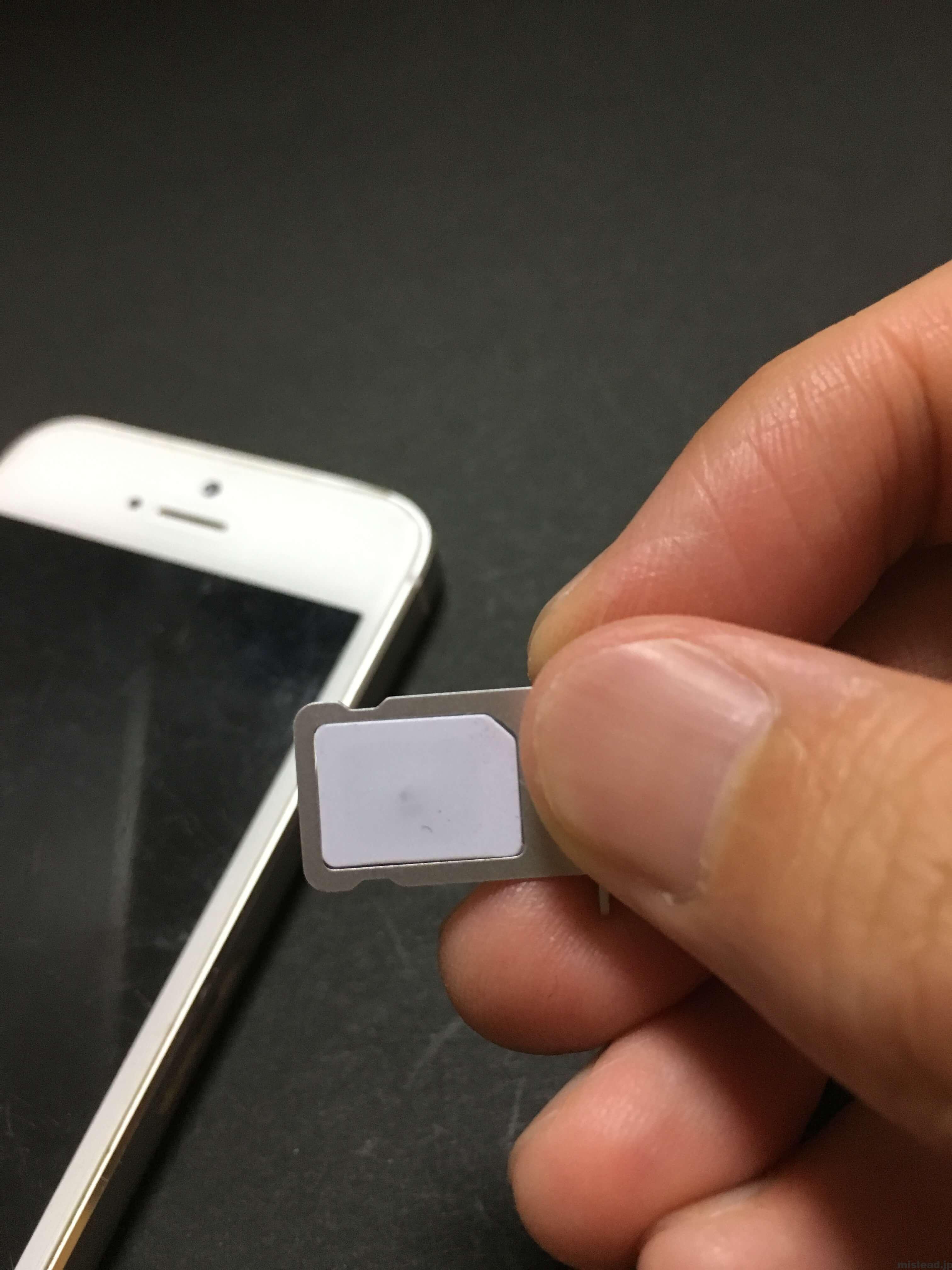 iPhone5 au専用アクティベートSIMカード SIMを挿入