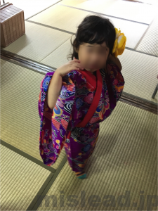 琉球写真館で3歳児の着付け